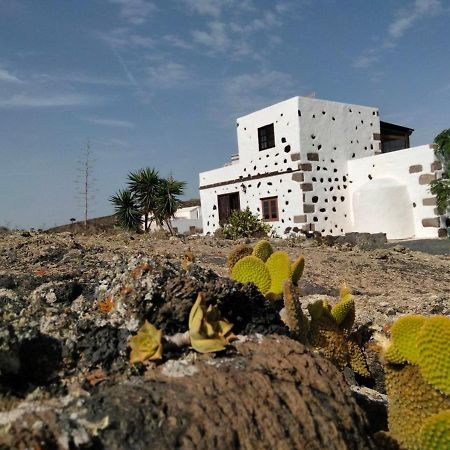 Lanzarote Casa Volcanica-Anclada Sobre La Lava Del Volcan Montana Blanca Luaran gambar