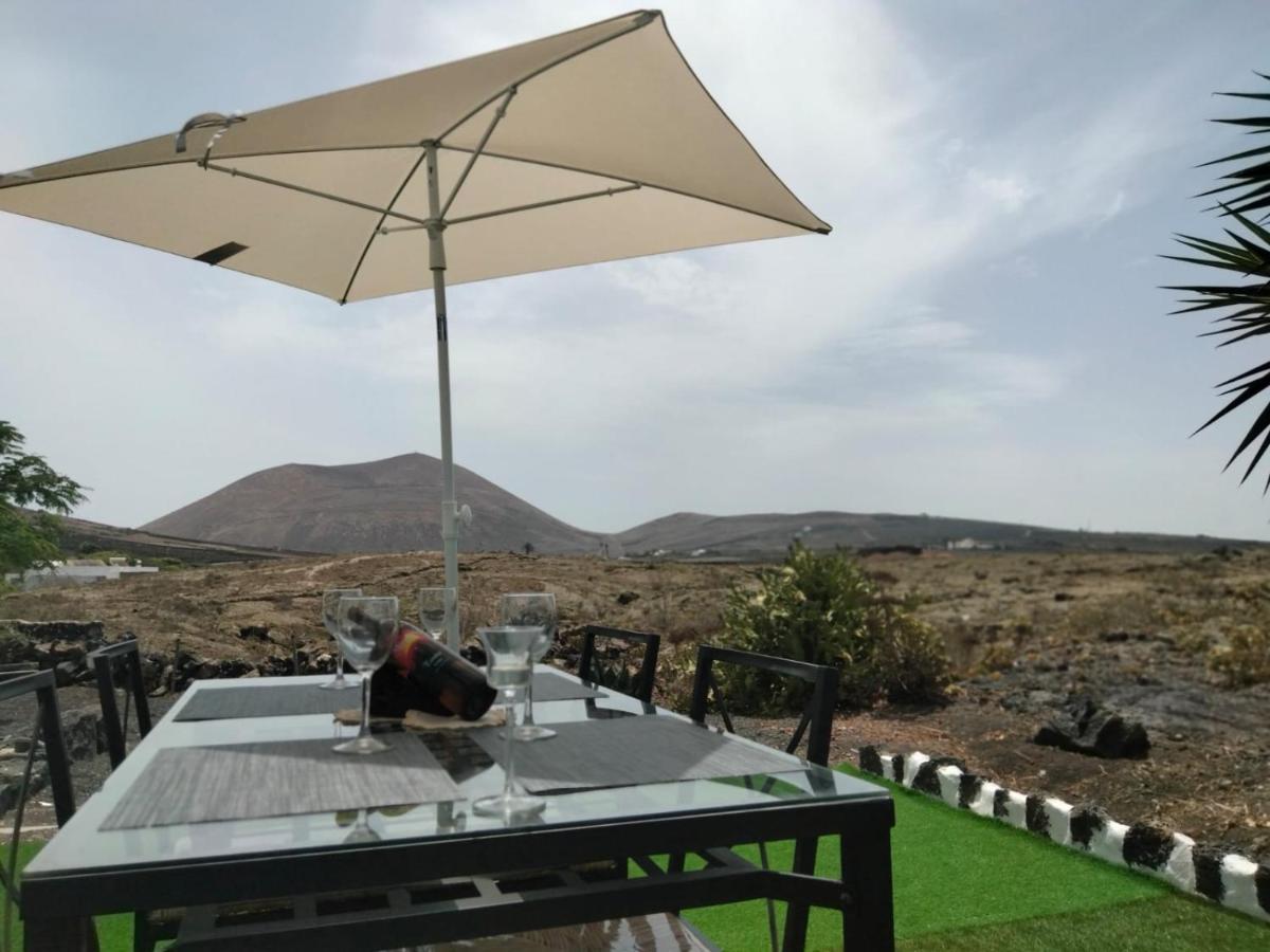 Lanzarote Casa Volcanica-Anclada Sobre La Lava Del Volcan Montana Blanca Luaran gambar