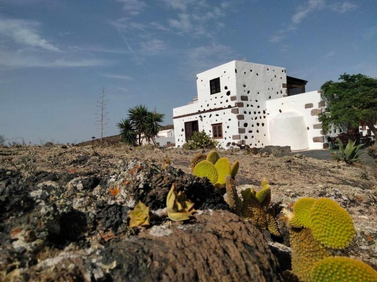 Lanzarote Casa Volcanica-Anclada Sobre La Lava Del Volcan Montana Blanca Luaran gambar