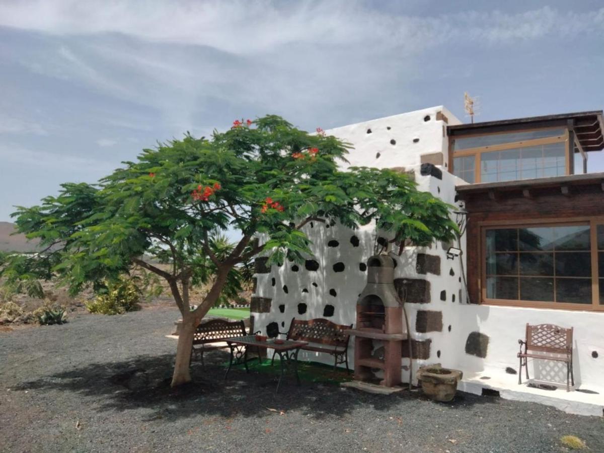 Lanzarote Casa Volcanica-Anclada Sobre La Lava Del Volcan Montana Blanca Luaran gambar
