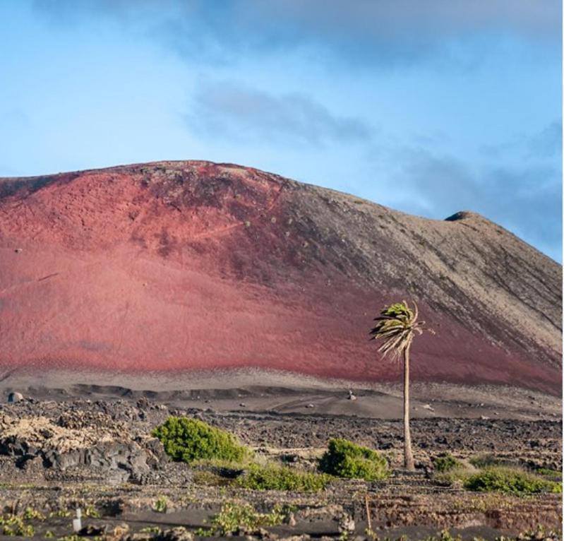 Lanzarote Casa Volcanica-Anclada Sobre La Lava Del Volcan Montana Blanca Luaran gambar