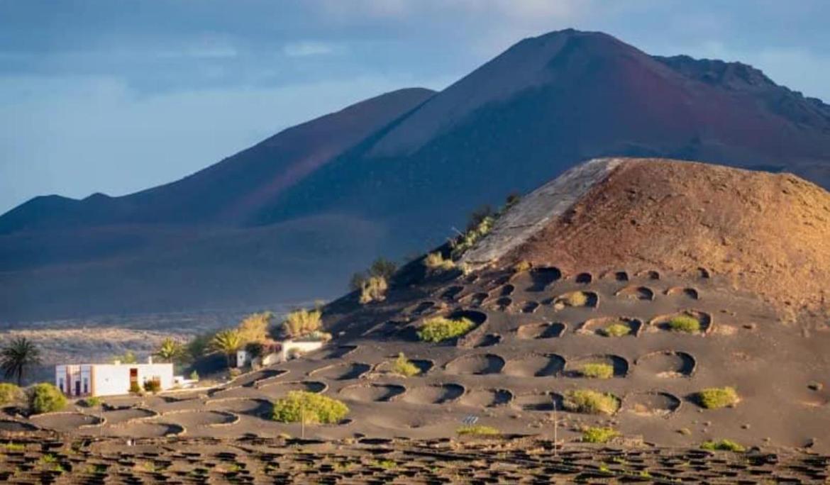 Lanzarote Casa Volcanica-Anclada Sobre La Lava Del Volcan Montana Blanca Luaran gambar